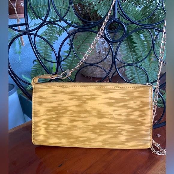 Louis Vuitton Pochette Crossbody W/Certificate of Authenticity - Picture 4 of 11